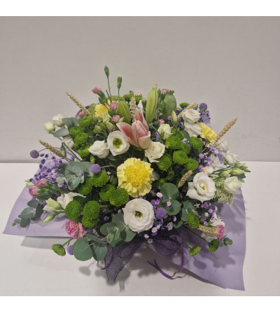 Centro floral tonos amarillos ,verdes y lilas